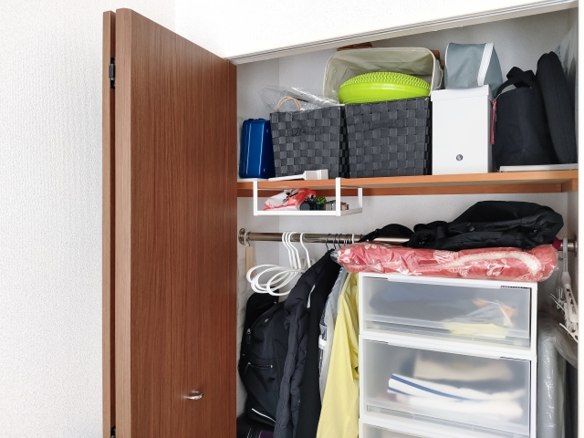 収納不足で物が片付かない住宅の室内