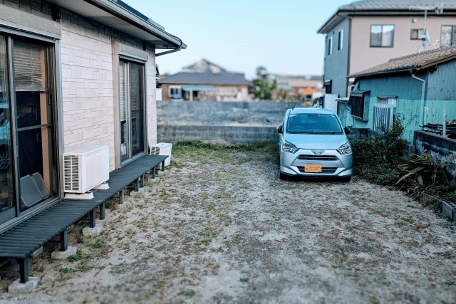 カーポートがなく雨に濡れる住宅の駐車場