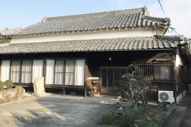 使いやすく整える前の住宅の庭